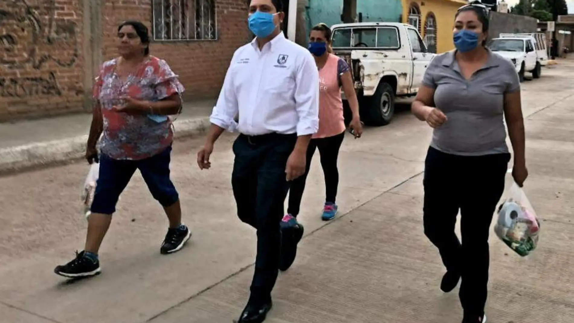 Continua el alcalde haciendo recorridos con apoyos alimentarios en barrios